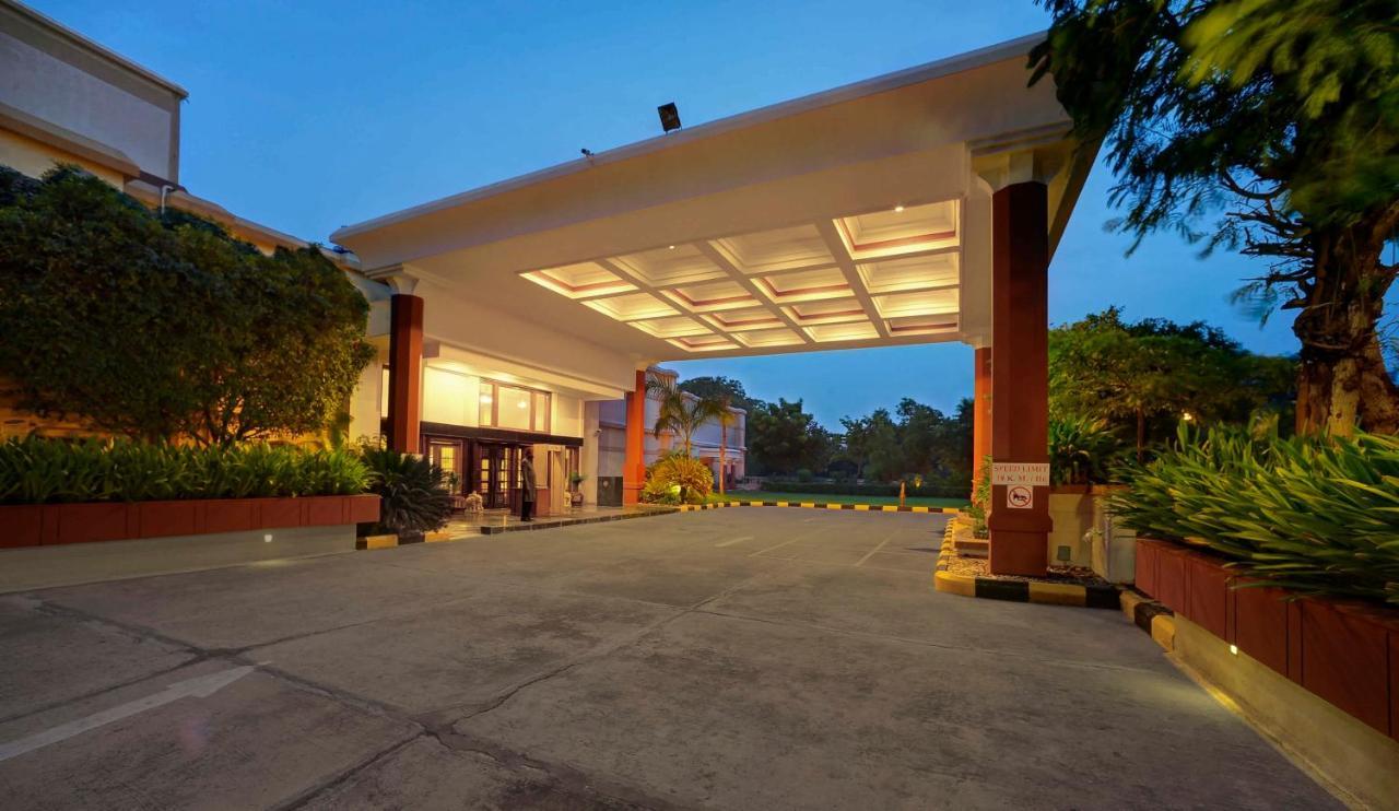 Hotel The Ummed Ahmedabad Airport Zewnętrze zdjęcie