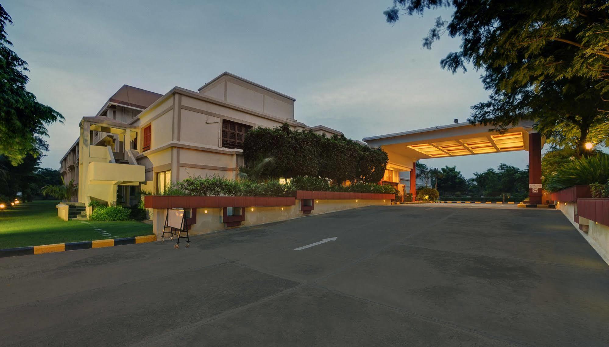 Hotel The Ummed Ahmedabad Airport Zewnętrze zdjęcie