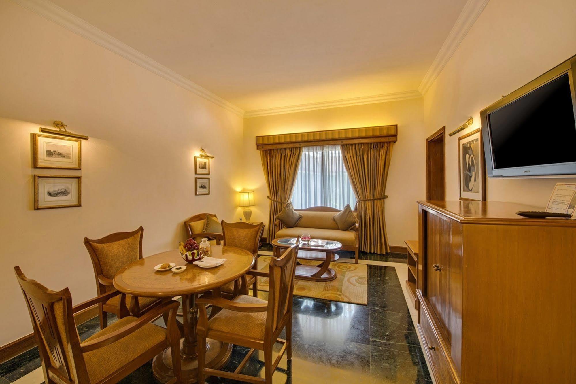 Hotel The Ummed Ahmedabad Airport Zewnętrze zdjęcie