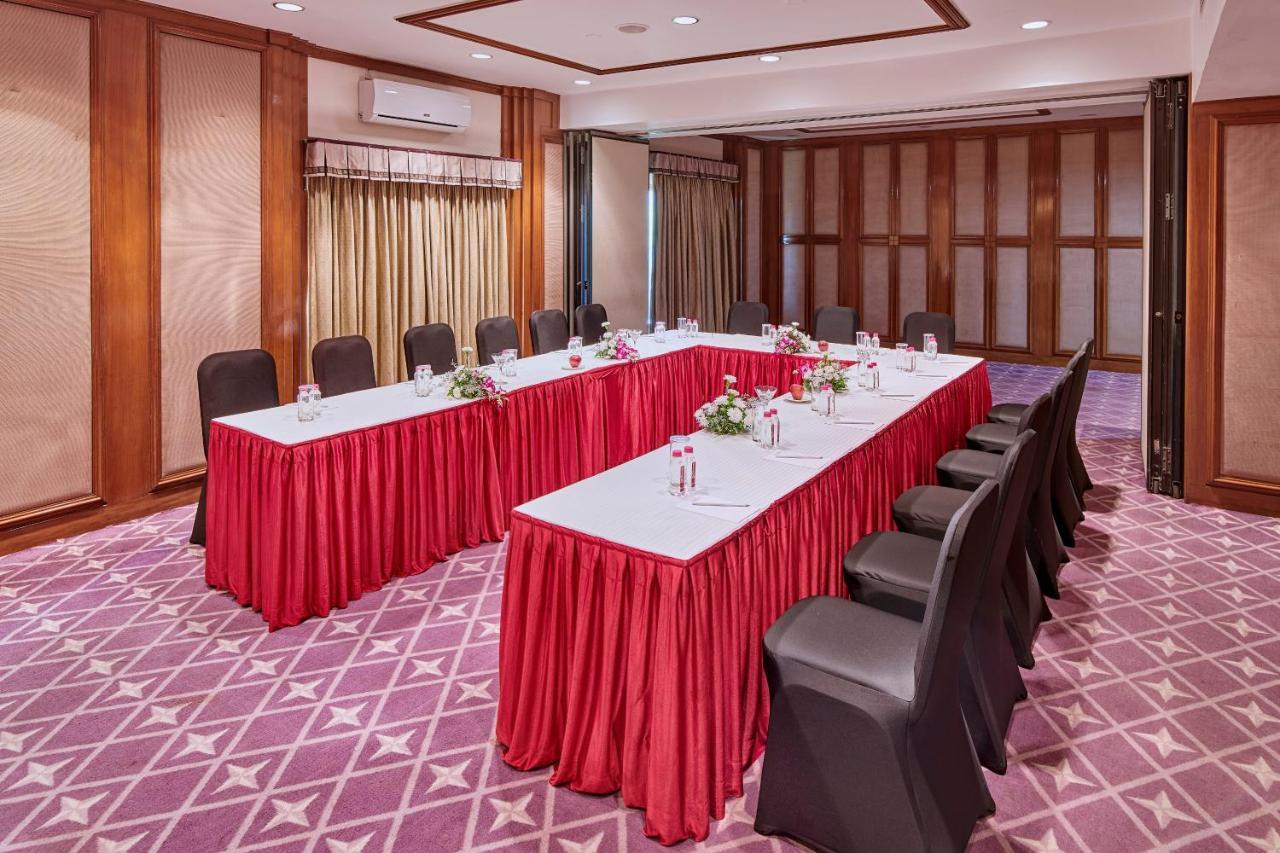 Hotel The Ummed Ahmedabad Airport Zewnętrze zdjęcie